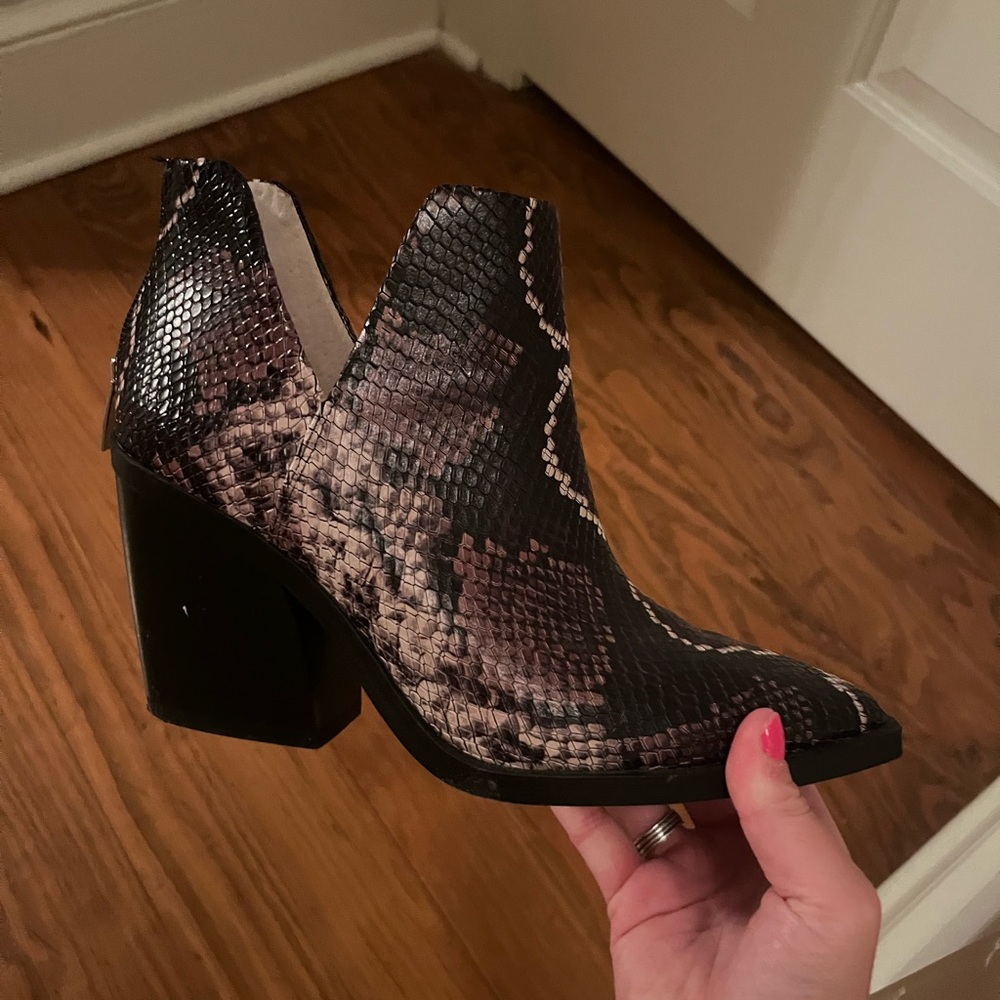 Vince Camuto snakeskin booties size 7.5